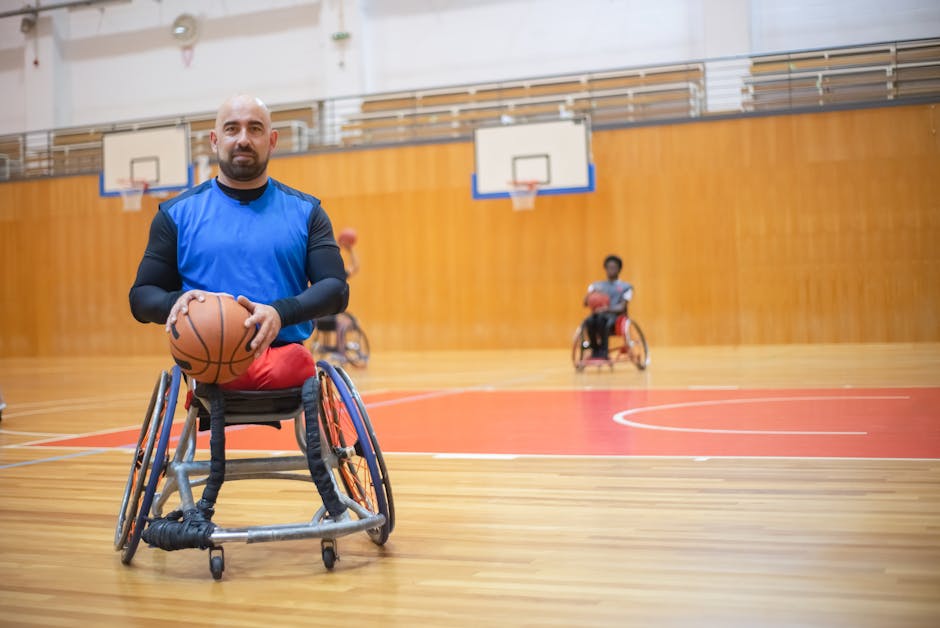 Giocatore di basket in carrozzina con pallone: esempio di adattabilità e resilienza nello sport e nella vita quotidiana.