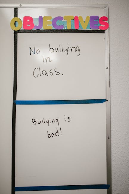 Svastiche e frasi omofobe a scuola: il racconto di un insegnante antifascista e le sue preoccupazioni