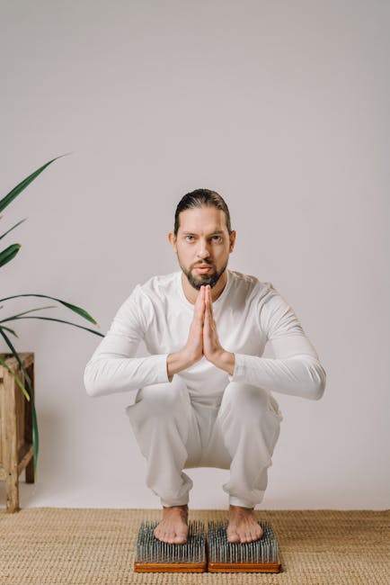 Uomo medita su letto di chiodi, concentrazione e resilienza per il futuro del riconoscimento vocale unico e innovativo.