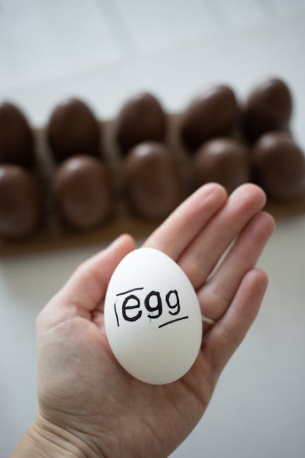Uovo con la scritta egg in mano, uova di cioccolato sullo sfondo. Idea per un karaoke a tema pasquale e divertente.