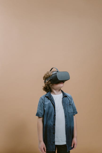 Bambino con visore VR esplora il futuro dell'istruzione, un'alleanza educativa per i giovani con nuove tecnologie immersive.