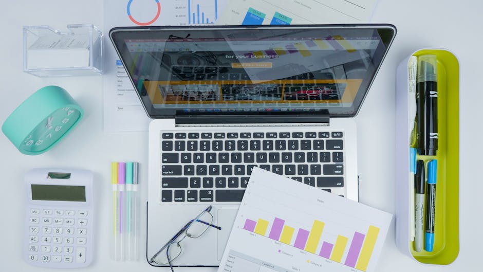 Concavo e convesso: scrivania con laptop, grafici, calcolatrice e occhiali che illustrano le diverse forme e funzioni analizzate nell'articolo.