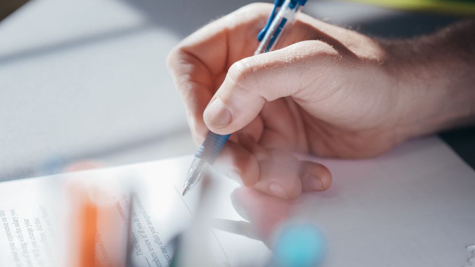 Rinnovo contratto scuola 2025-2027: dettagli sugli aumenti retributivi e il bonus per il personale ATA