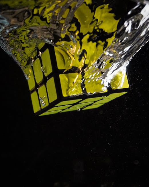 Cubo di Rubik giallo immerso nell'acqua, simbolo di sfida e divertimento nei giochi di ritmo unici esplorati nell'articolo.
