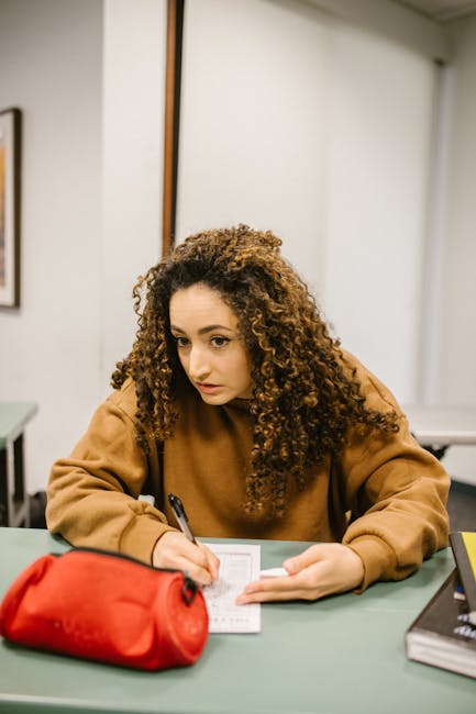 Ragazza concentrata scrive a scuola: prevenzione disagio giovanile e tentativi di fuga, supporto psicologico e dialogo in classe