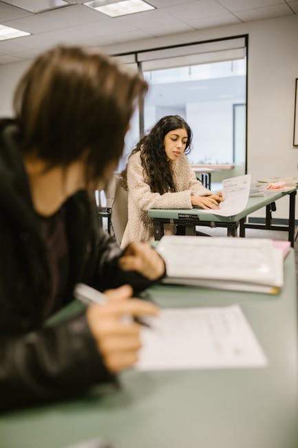 Studentessa esamina documenti in classe, validità anno scolastico e chiusura scuole per allerta meteo, focus su didattica e assenze.