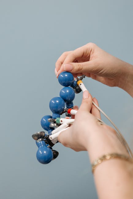 Elettrodi ECG a bulbo blu collegati per Sistema Diagnostico Unico: precisione nella diagnosi medica avanzata.