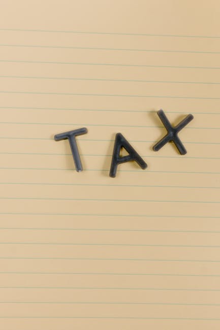 Parola TAX su foglio a righe, implicazioni per l'istruzione tecnica e riforma 2026/2027, tasse e formazione professionale.