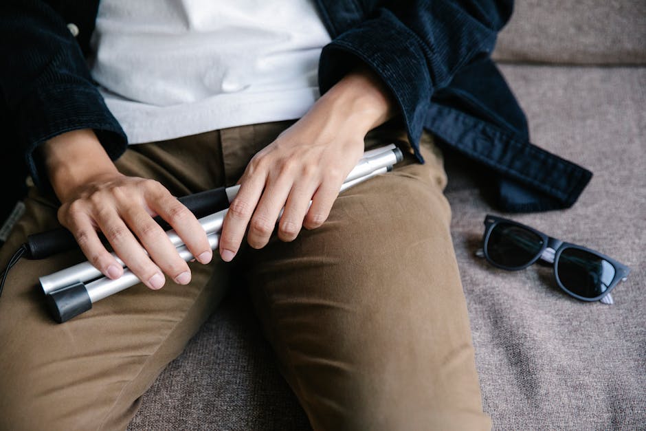 Persona non vedente con bastone bianco e occhiali da sole, conversione peso libbre kg per disabili visivi