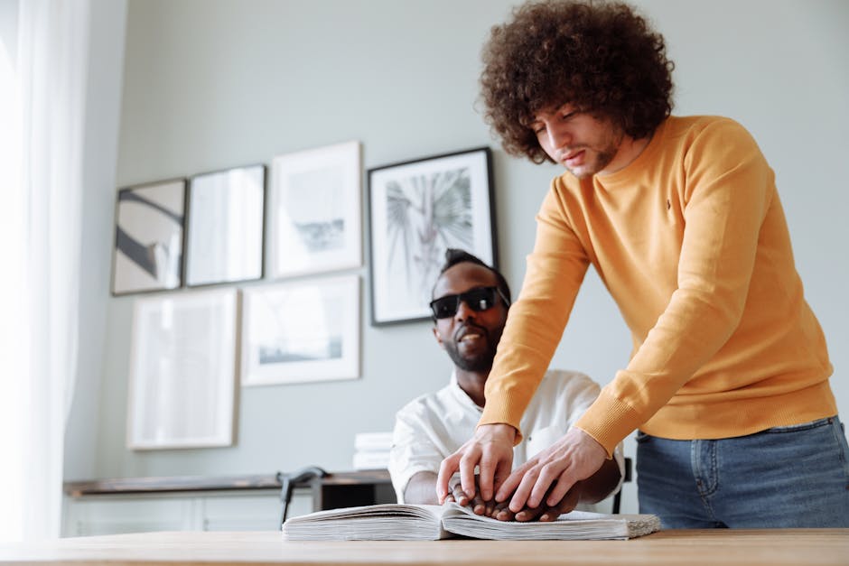 Uomo che aiuta persona non vedente a leggere un libro in braille, concetto di inclusione e comprensione delle frazioni.