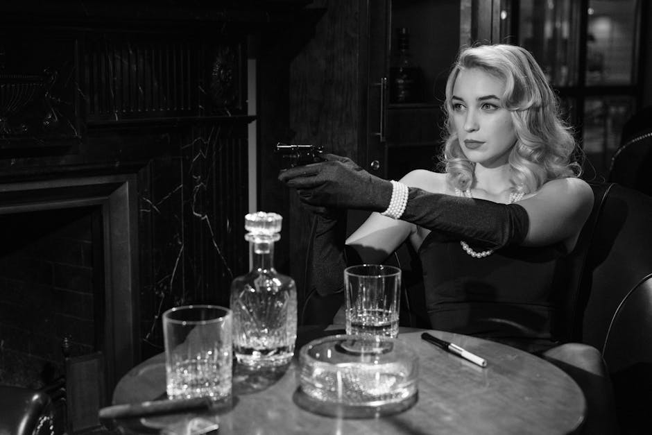 Assassina in stile noir: mistero e crimine Donna fatale in bianco e nero con pistola, mistero e crimine in stile noir, assassini celebri e storie oscure.