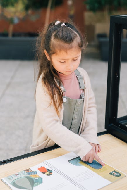 Bambina che legge un libro illustrato, esempio di apprendimento personalizzato e sviluppo curricolare unico