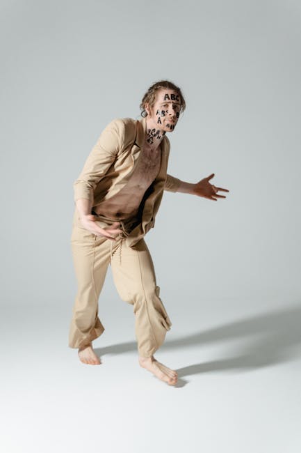 Uomo con lettere sul viso e corpo, metafora di valutazione studenti e apprendimento innovativo, espressione e comunicazione non verbale.