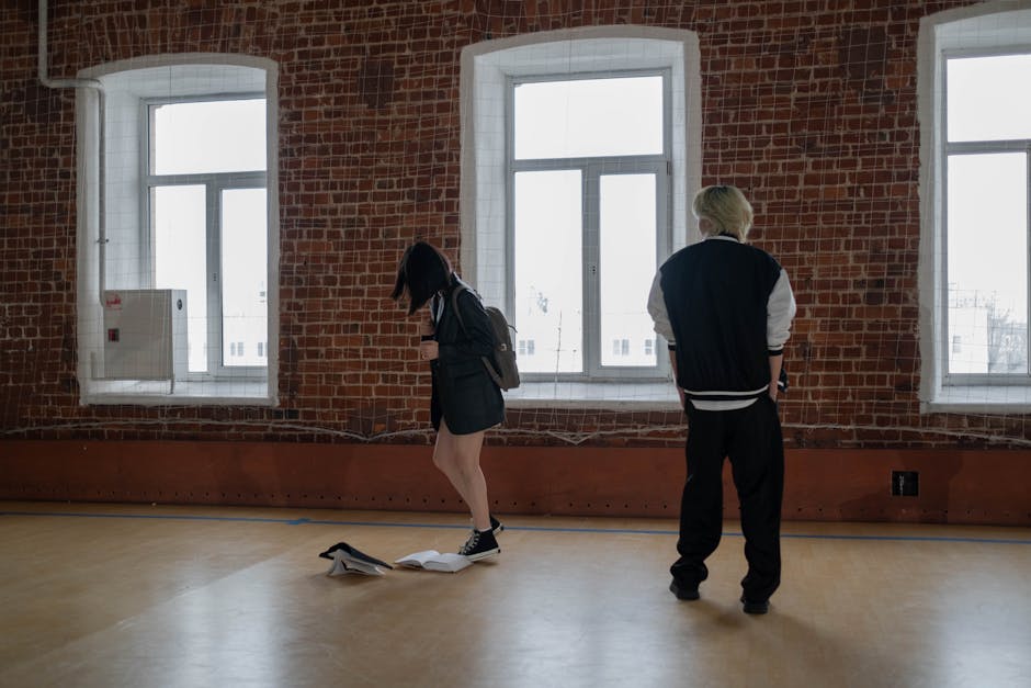 Studentessa calpesta libro: metafora della violenza psicologica e bullismo nelle scuole superiori, prevenzione e sensibilizzazione.