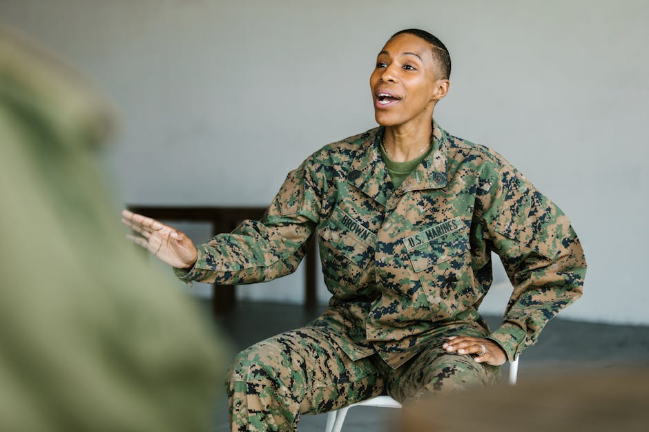 Ufficiale donna in uniforme militare durante una lezione di leadership all'Accademia Militare Femminile, parte di un programma innovativo.