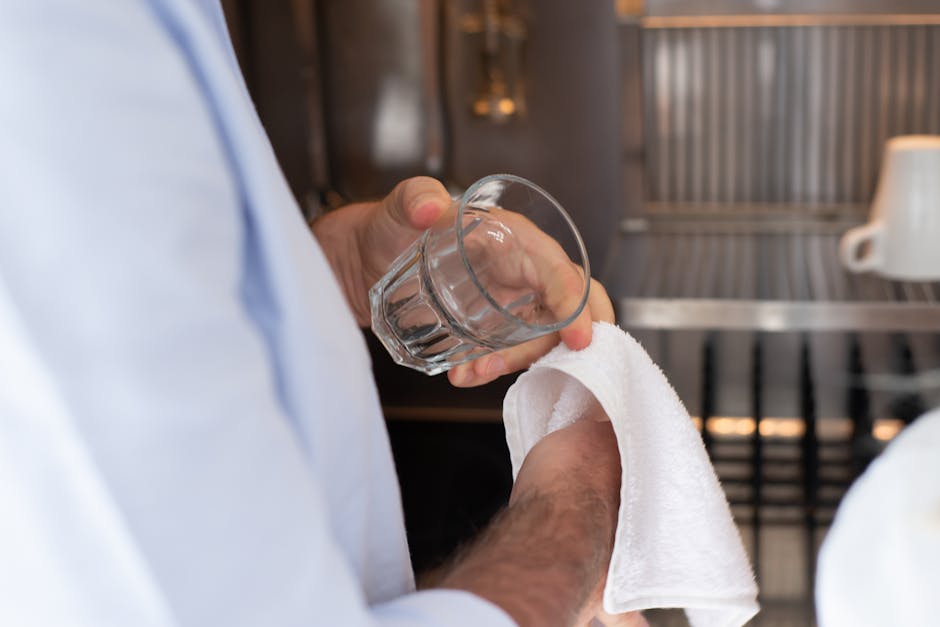 Conversione libbre kg: uomo asciuga bicchiere con panno, esempio pratico di misurazione e calcolo del peso per la conversione.