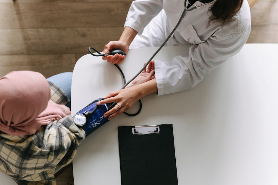 Misurazione pressione sanguigna paziente con hijab, prevenzione oncologica e salute studenti, Decreto Salute
