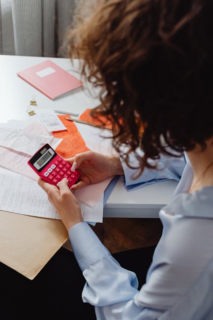 Donna che calcola il bilancio con calcolatrice rosa e documenti contabili. Gestione finanziaria e contabilità aziendale.