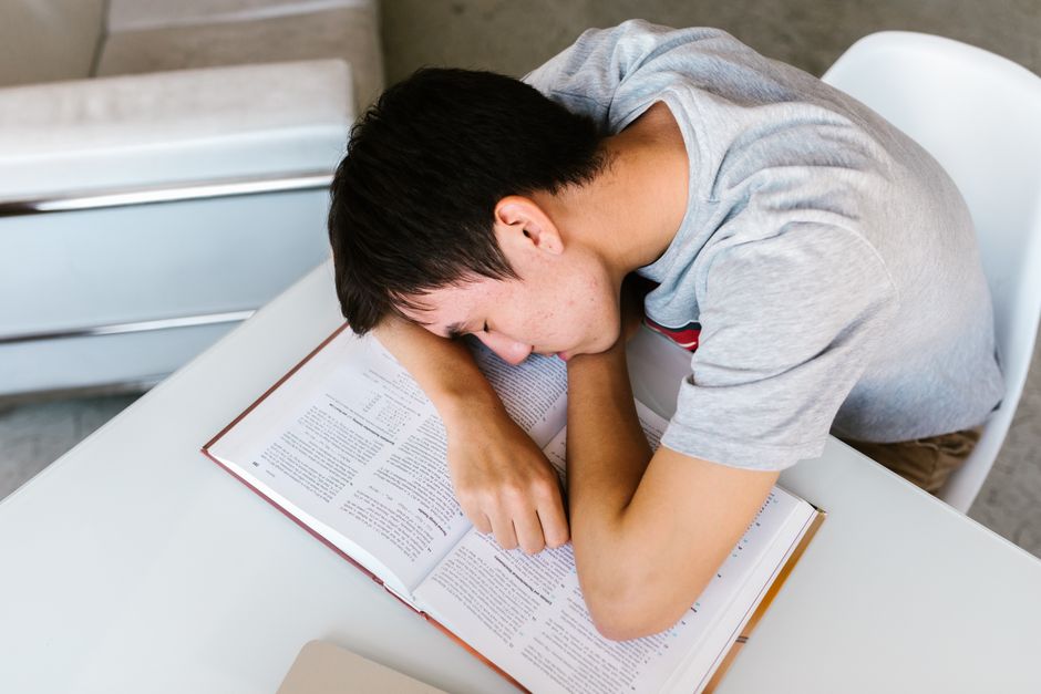 Compiti delle vacanze e sovraccarico scolastico: il nodo delle assegnazioni tramite registro elettronico durante le chiusure