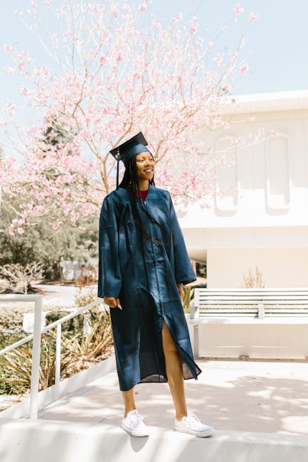 Giovane laureata sorridente con toga e tocco, simbolo di successo nell'alleanza educativa per il futuro dei giovani.