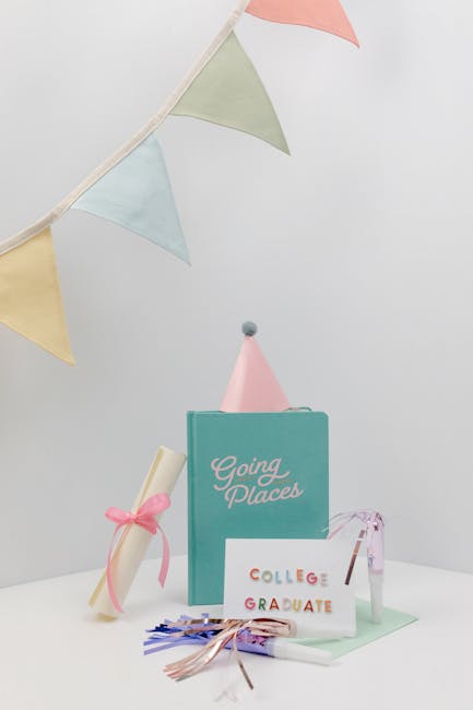 Decorazioni festa di laurea con cappello rosa, pergamena, libro Going Places e ghirlanda di bandierine colorate per celebrare il successo
