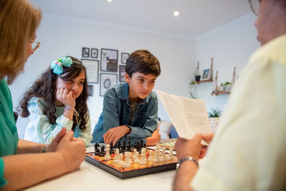 Bambini affidati ai nonni: la sfida pedagogica tra affetto e regole genitoriali