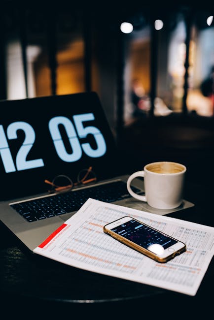 Smartphone su documenti scolastici con laptop e caffè: sanzioni disciplinari e regolamenti scolastici