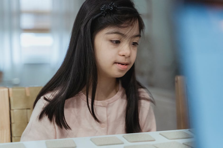 Bambina con sindrome di Down impegnata in attività interattiva per lo sviluppo sociale e inclusione, concentrata e serena