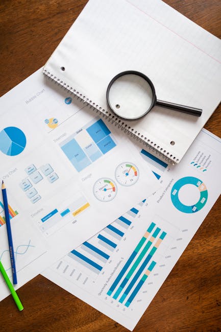 Calcolo volume: grafici, lente d'ingrandimento e quaderno per analisi dettagliata. Strumenti per approfondire il calcolo del volume e le sue applicazioni pratiche.