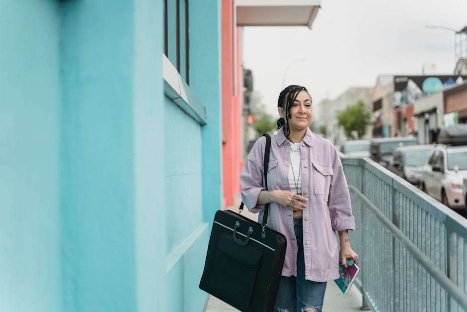 Donna sorridente con borsa e libro, simbolo di autodeterminazione e libertà personale in ambiente urbano colorato.