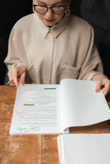 Docente esamina documenti per concorso scuola e abilitazione personale educativo UIL Scuola RUA, guida e approfondimento.
