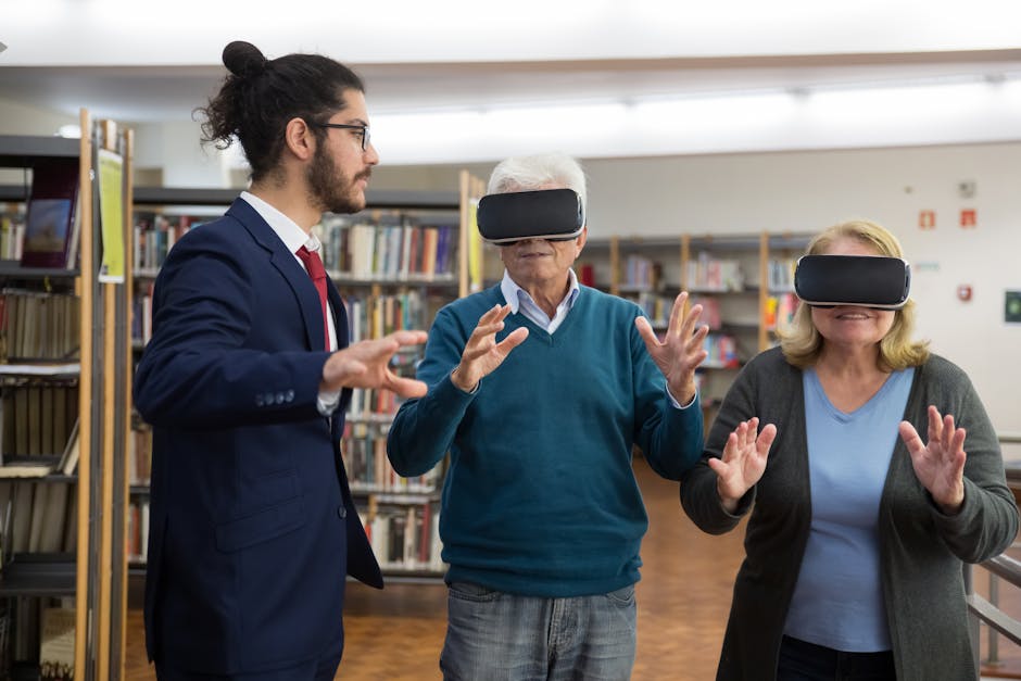 Insegnante digitale che guida anziani con visori VR in biblioteca, esempio di didattica innovativa e inclusiva per il futuro.