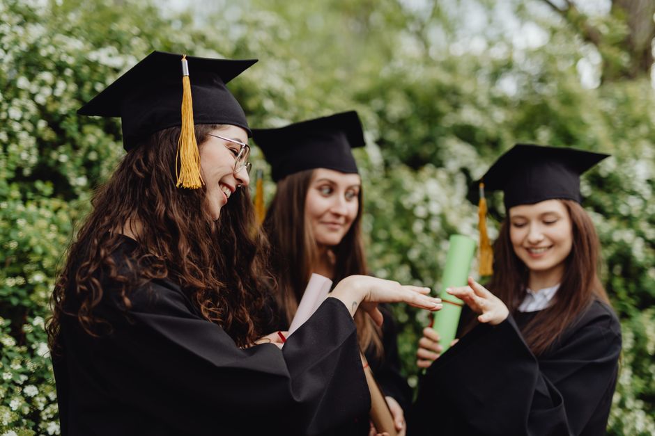 Studio e lavoro dopo il diploma: il divario tra le aspirazioni dei giovani e le opportunità reali del mercato