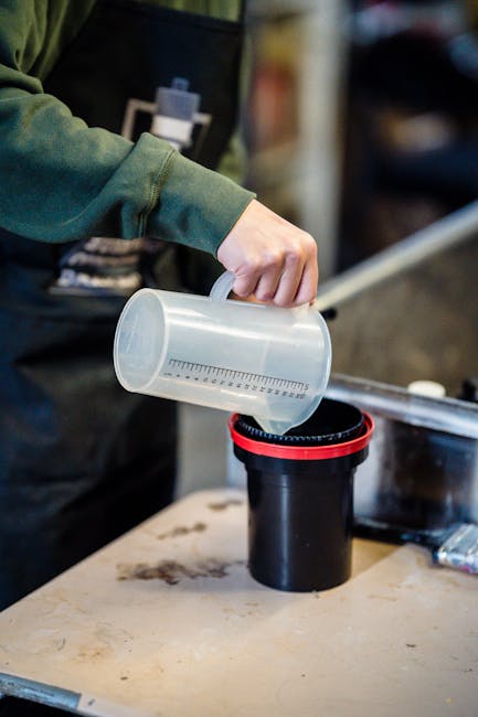 Misurazione del volume con brocca graduata per calcolo metri cubi, esempio pratico di misurazione liquidi per articolo guida.