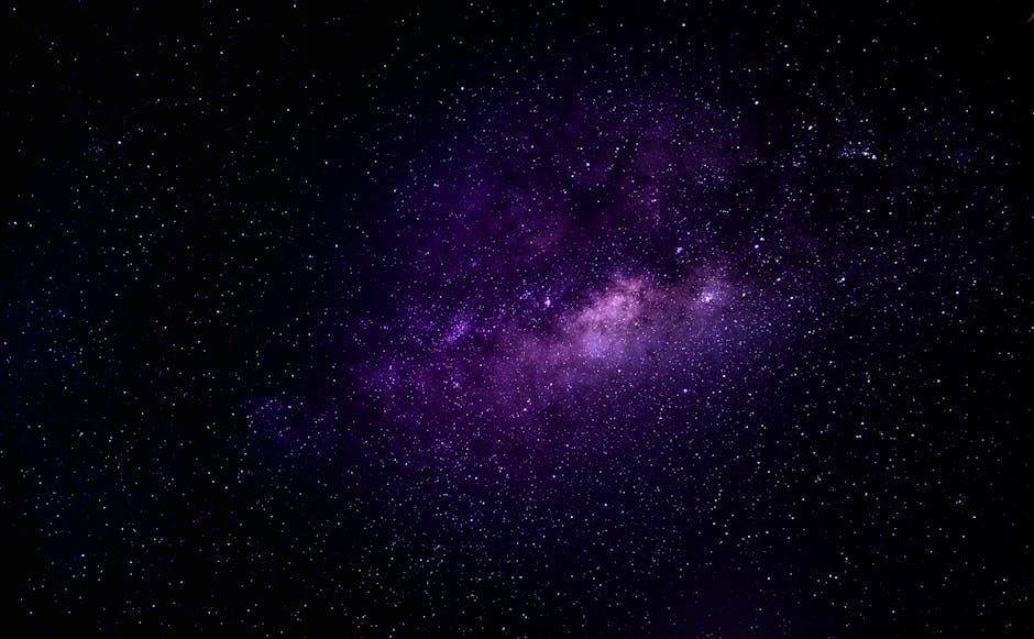 Cielo stellato notturno con galassia viola, ispirazione per l'astronomia dantesca e il viaggio tra stelle e versi della Divina Commedia.