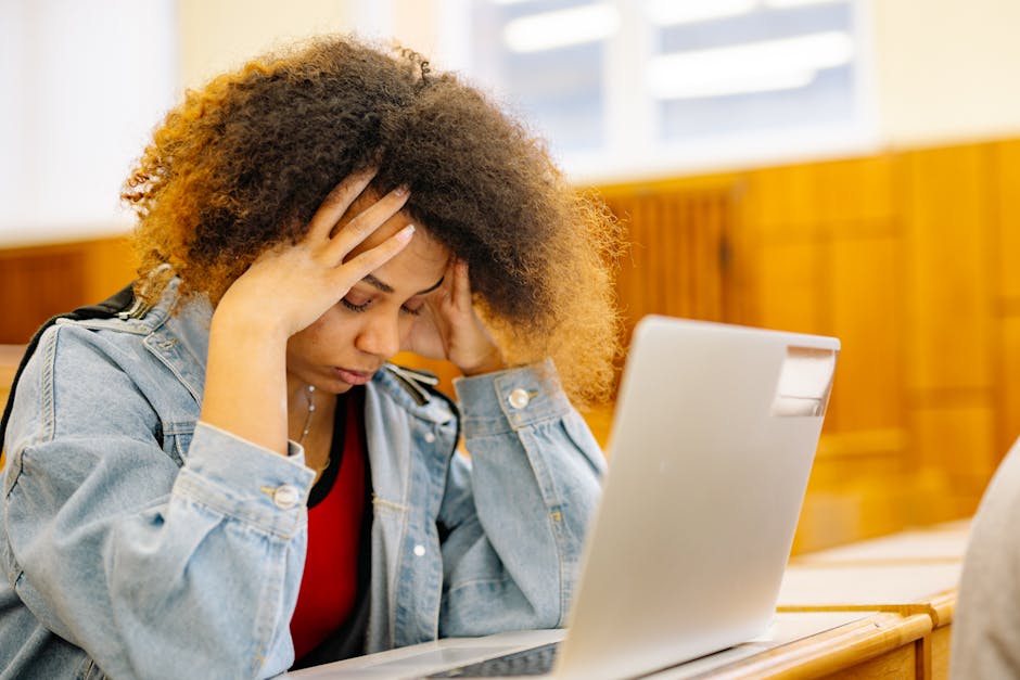 Donna con difficoltà psichiche irrompe nella scuola e si dirige verso il bagno, causando scompiglio: inseguita e fermata dal personale scolastico