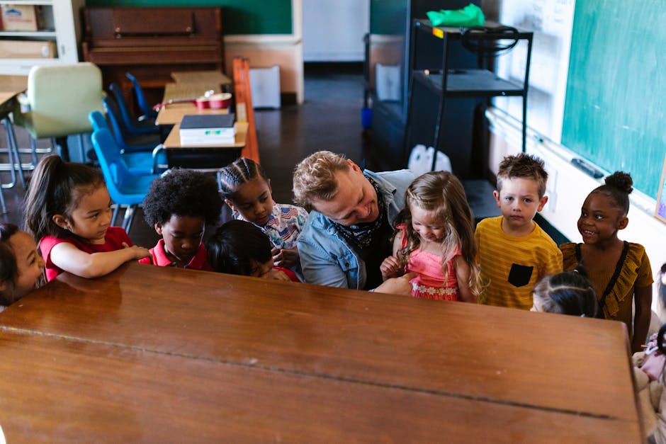 Insegnante spiega ai bambini in classe, focus sull'importanza del consenso e rispetto nell'educazione sessuale a scuola.