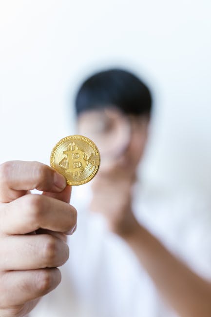Uomo che tiene in mano una moneta Bitcoin dorata, simbolo di investimento e protezione dei rischi finanziari