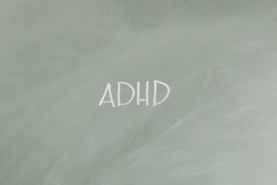 Scritta ADHD su lavagna: focus sulla diagnosi e gestione del disturbo nei contesti scolastici e ruolo dei docenti