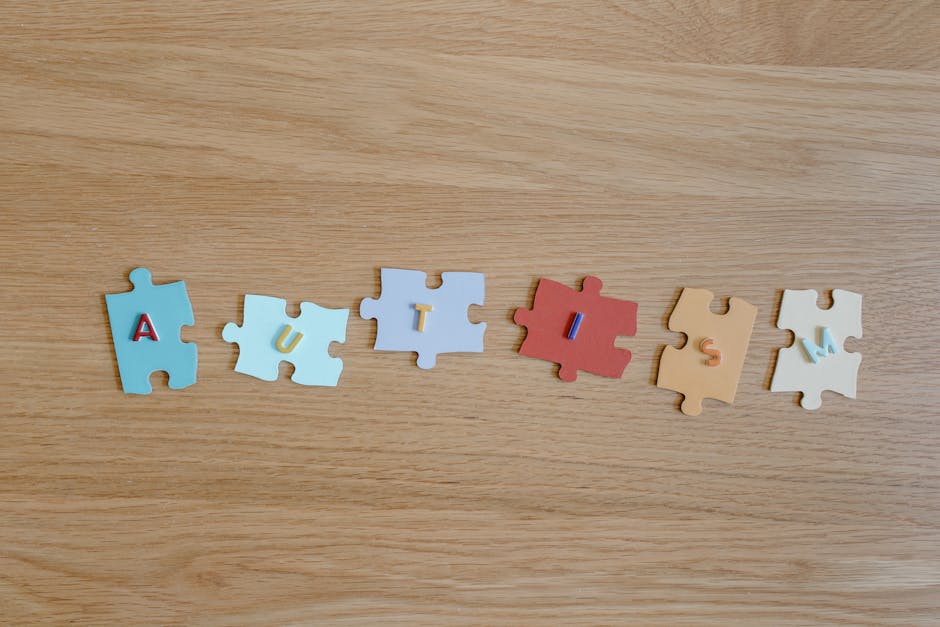 Pezzi di puzzle colorati che compongono la parola AUTISMO, simbolo della diagnosi e comprensione nel DSM 5