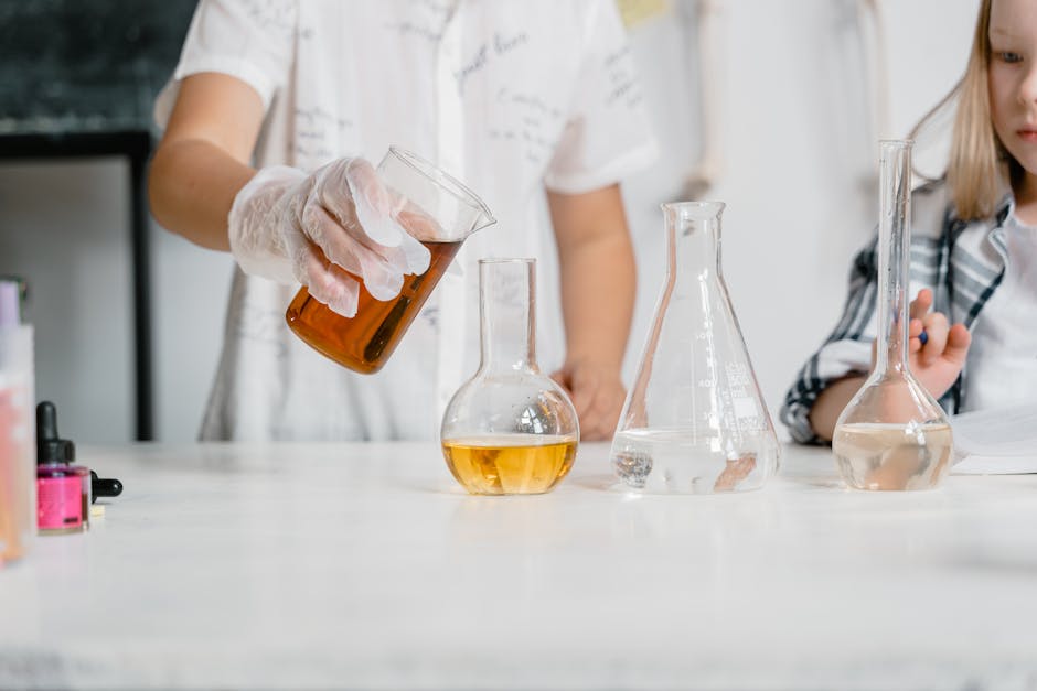 Esperimento scientifico con liquidi colorati in beute di vetro per analisi angoli adiacenti consecutivi e utilità pratiche