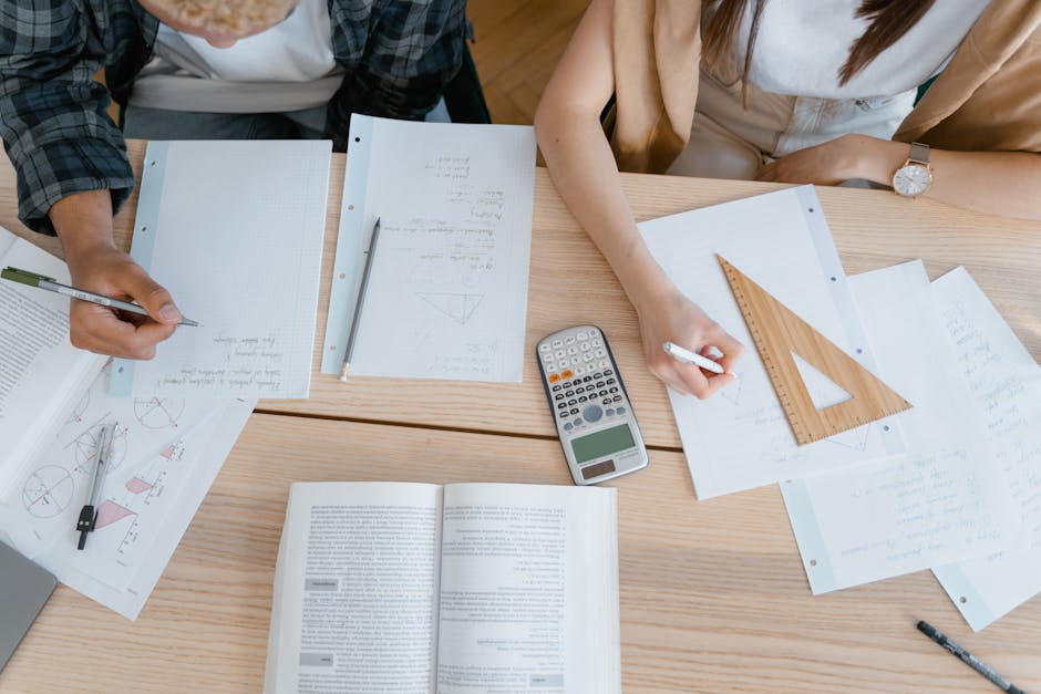 Studenti che collaborano a problemi di matematica con strumenti creativi, promuovendo un apprendimento coinvolgente e metodi inediti.