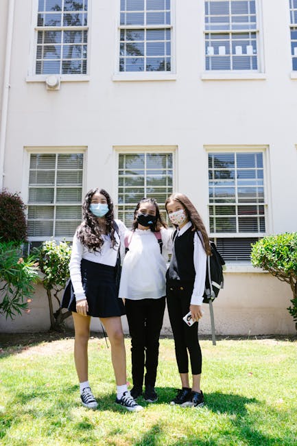 Studentesse con mascherine davanti alla scuola: sicurezza e protezione degli edifici scolastici a Crans-Montana