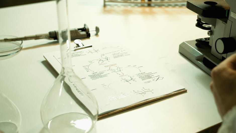 Strumenti di laboratorio con formule chimiche su foglio, ricerca scientifica e studio del cerchio in chimica organica