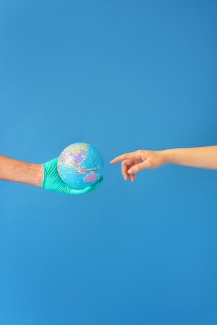 OMS e benessere globale: una collaborazione strategica Collaborazione OMS: mano guantata che sorregge il globo, dito teso verso il mondo. Benessere globale e sanità internazionale.