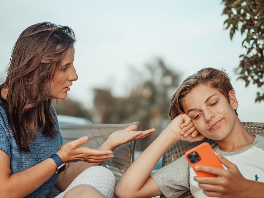 Madre che parla al figlio adolescente distratto dallo smartphone: rischi della chat precoce e appello di Schettini ai genitori