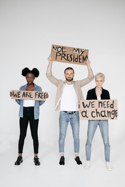 Giovani manifestanti con cartelli per il cambiamento sociale e l'importanza dell'alleanza educativa per il futuro dei ragazzi.