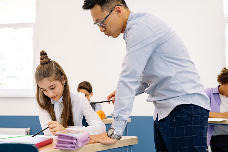Docente spiega a studentessa in classe: scuole paritarie e ruolo docenti 2026, requisiti e partecipazione agli elenchi regionali per l'insegnamento.