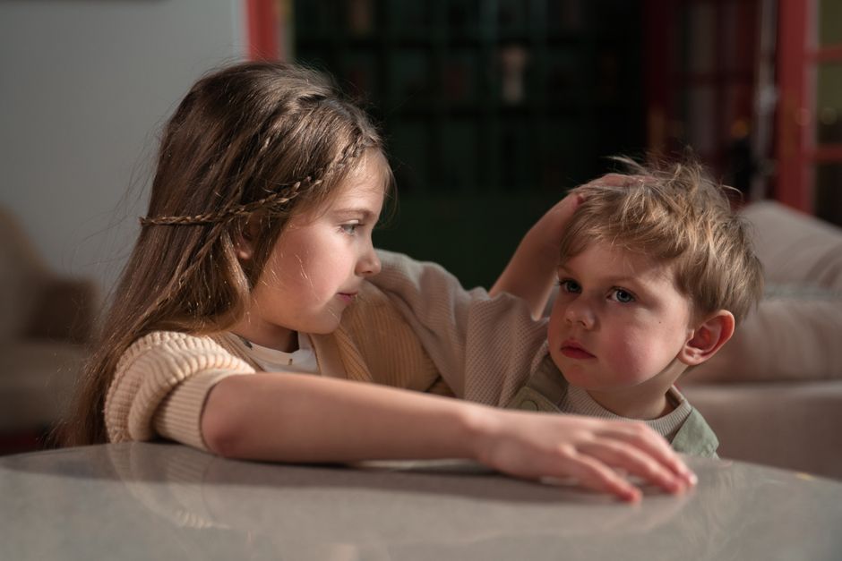 Caldo e bambini: perché l'irritabilità estiva non è un capriccio ma un segnale di stress psicofisico