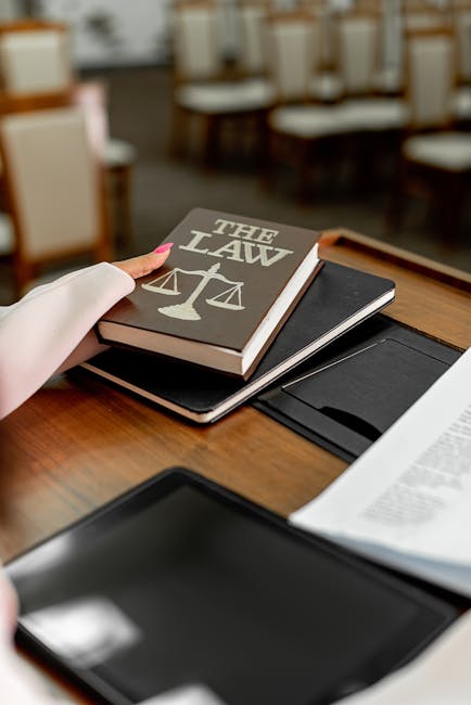 Libro di diritto con bilancia della giustizia, simbolo del sistema giuridico occidentale e del Diritto Romano